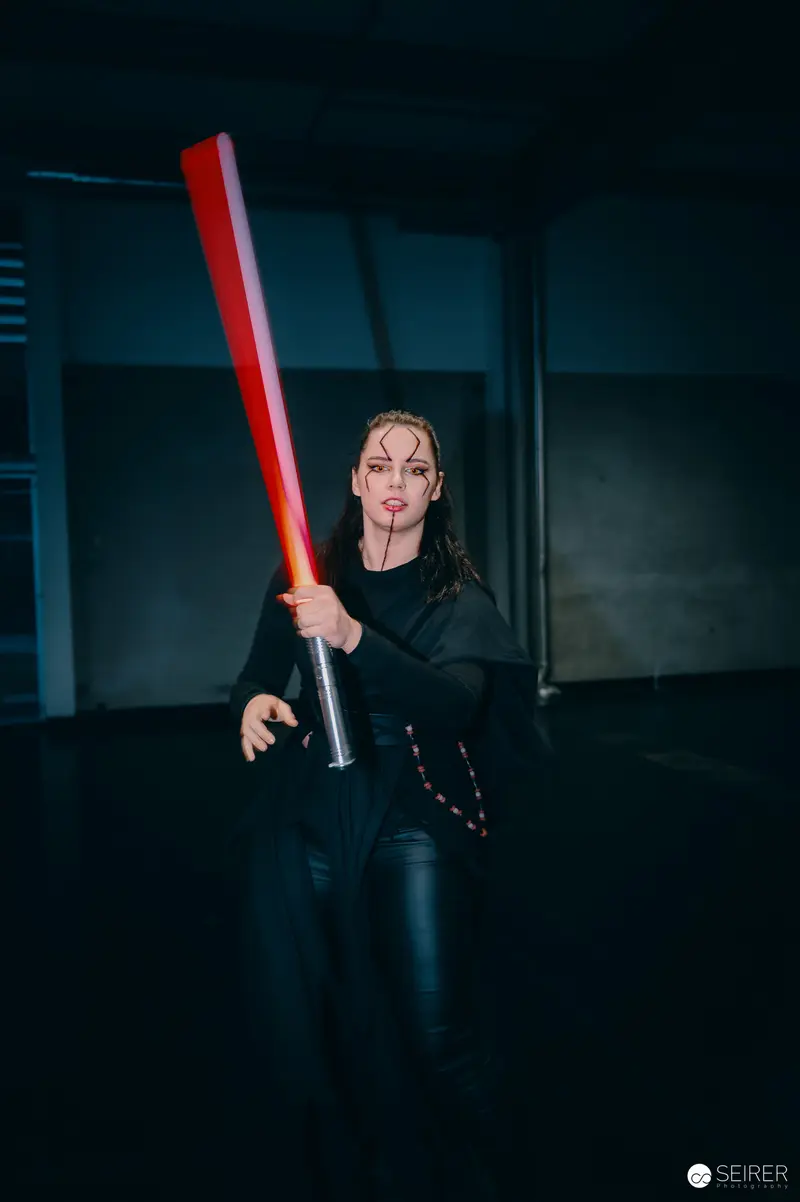 Star Wars Cosplay: Red Lightsaber Performance at Vienna ComicCon 2024