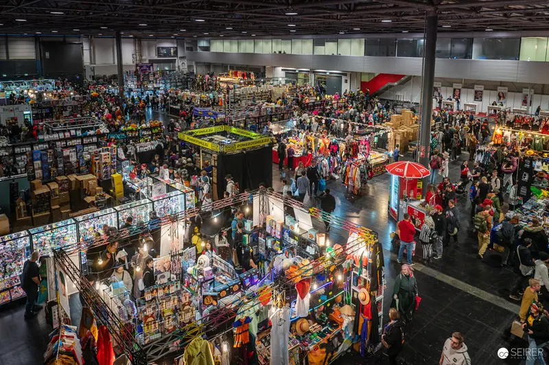 Vienna ComicCon 2024: Crowded Convention Hall Filled with Colorful Vendor Booths