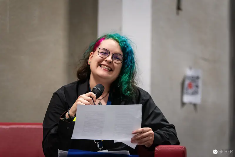 Enthusiastic Speaker with Colorful Hair at Vienna ComicCon 2024