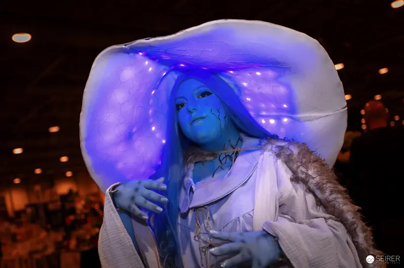 Blue Na'vi Cosplayer at Vienna ComicCon 2024 in Elaborate Glowing Costume