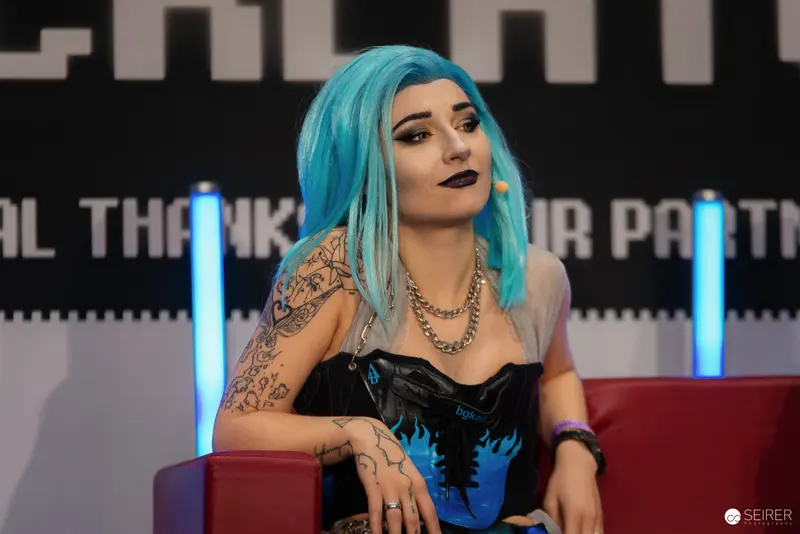 Blue-Haired Cosplayer at Vienna ComicCon 2024 Showcasing Alternative Style