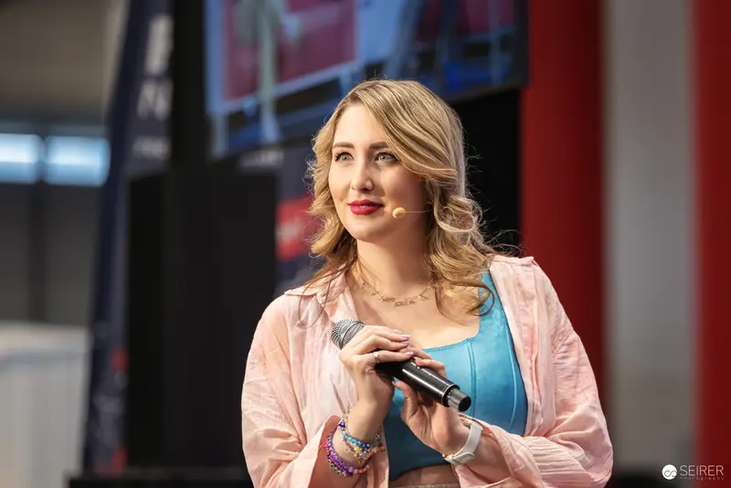 Presenter Speaking at Vienna ComicCon 2024 in Blush Pink Jacket