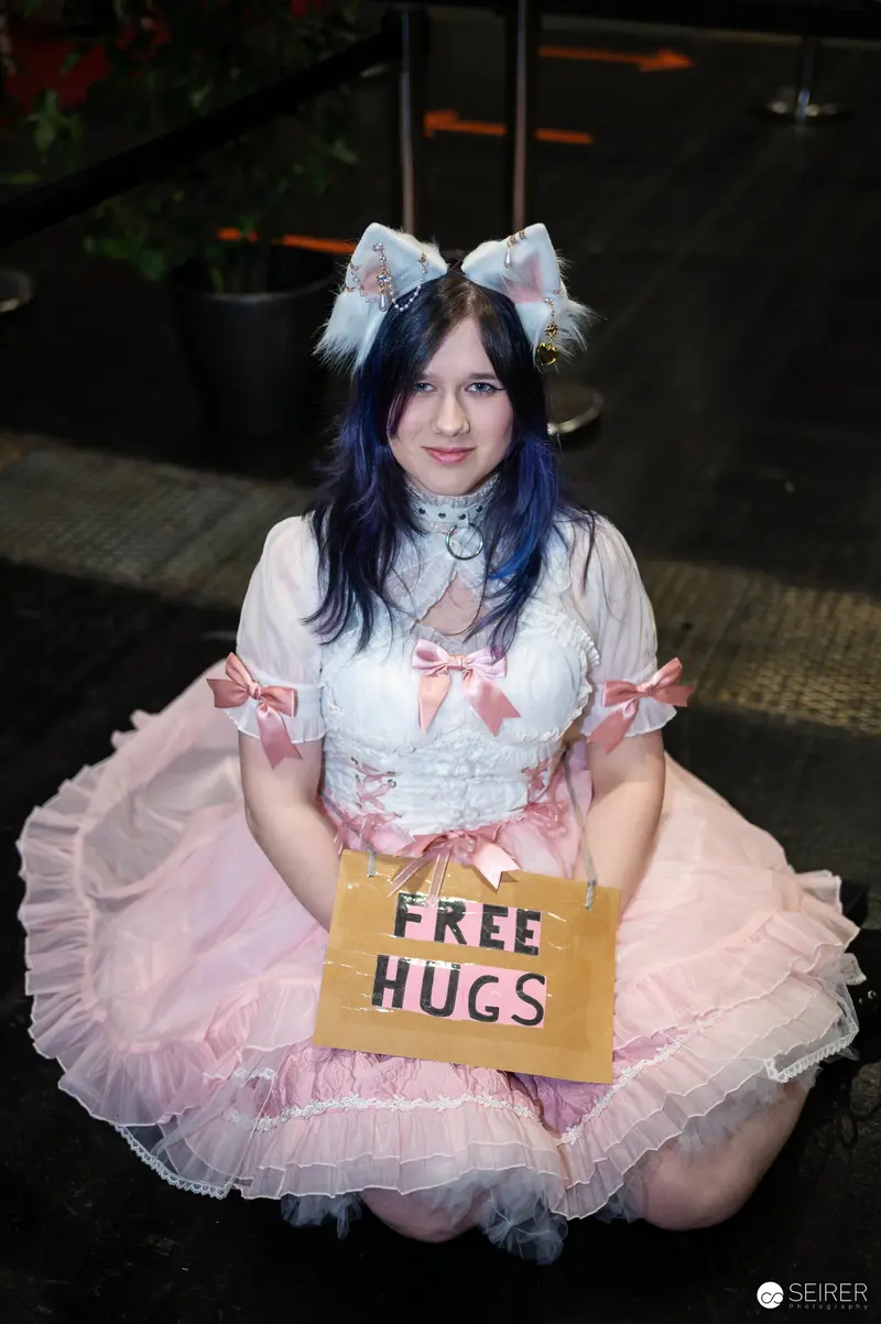 Cosplayer at Vienna ComicCon 2024 Offers Free Hugs in Lolita-Style Dress