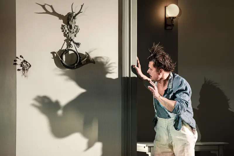 Michael Dangl's Dramatic Shadow Performance in Theater Rue de Lourcine