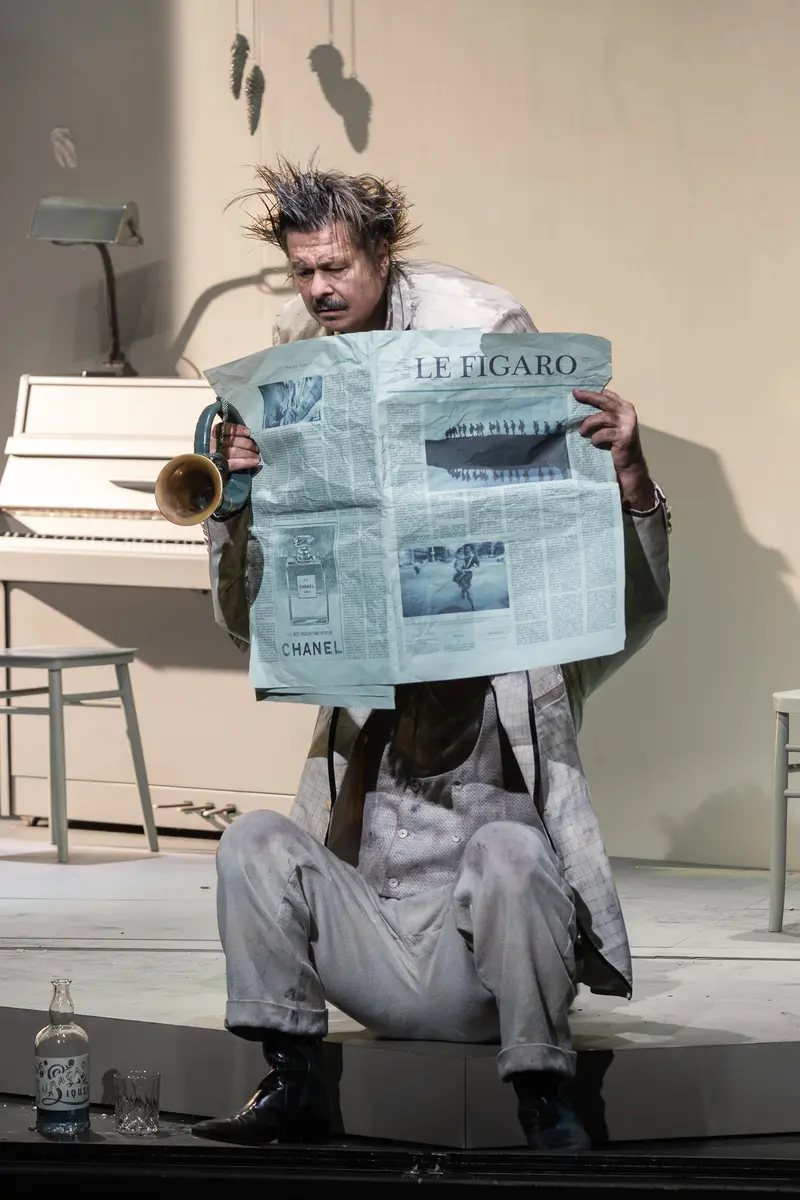 Michael Dangl Performs in "Die Affäre Rue de Lourcine" at Josefstadt Theatre