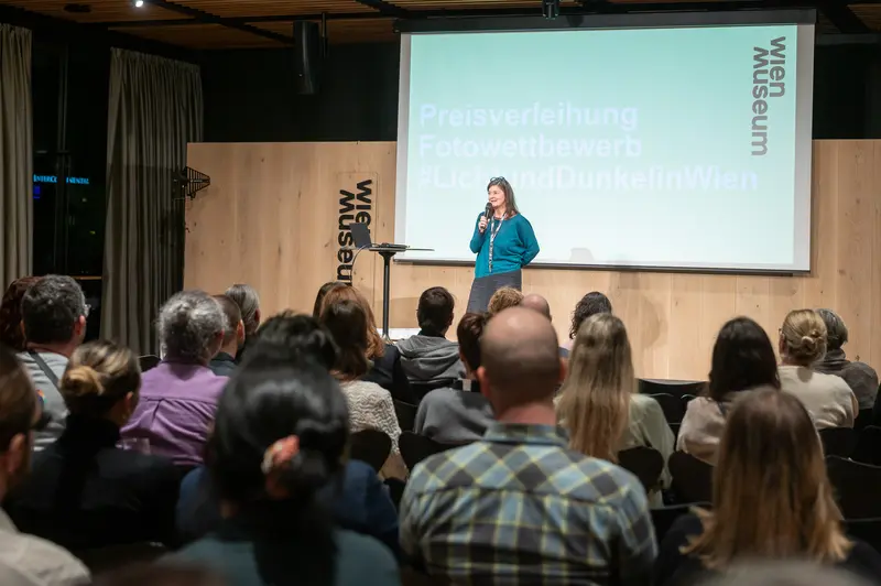 Web Museum Speaker Presents Engaging Lecture to Attentive Audience