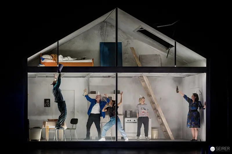 "Azur oder die Farbe von Wasser": Theatrical Staging in Multi-Level Set Design
