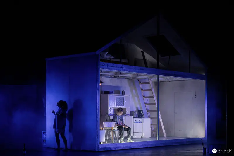 "Azur oder die Farbe von Wasser" - Theatrical Scene with Performers in Blue-Lit Stage Set