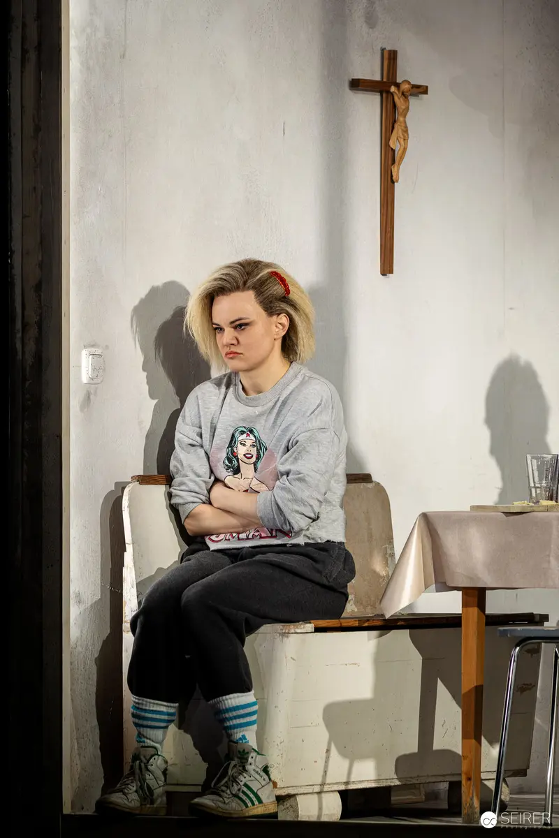 Martina Ebm as Karla in Theatrical Staging of "Azur oder die Farbe von Wasser"