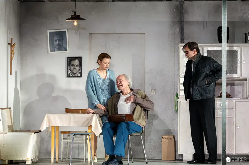 Theater in der Josefstadt: Staging "Azur oder die Farbe von Wasser" with Intimate Cast Moment