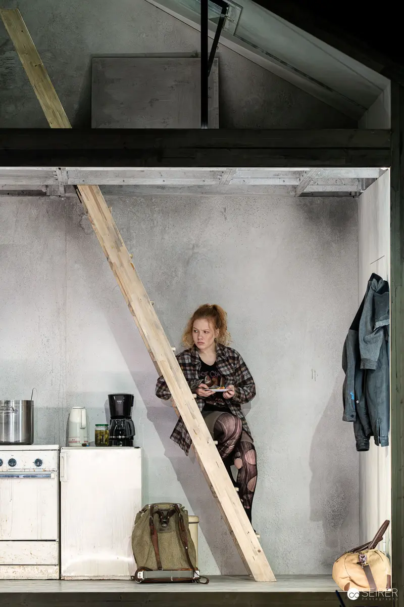 Martina Ebm in Dramatic Staging of "Azur oder die Farbe von Wasser" at Theater in der Josefstadt