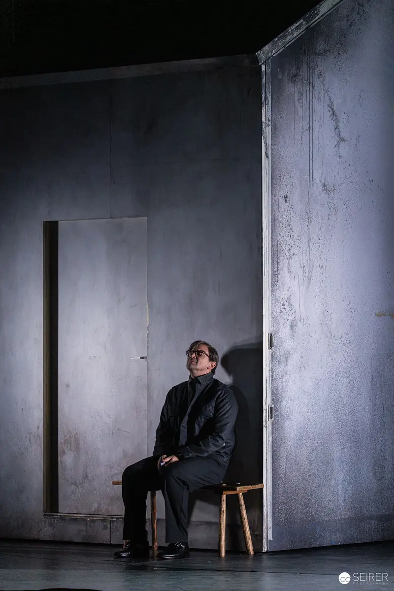 Michael König in "Azur oder die Farbe von Wasser" at Theater in der Josefstadt