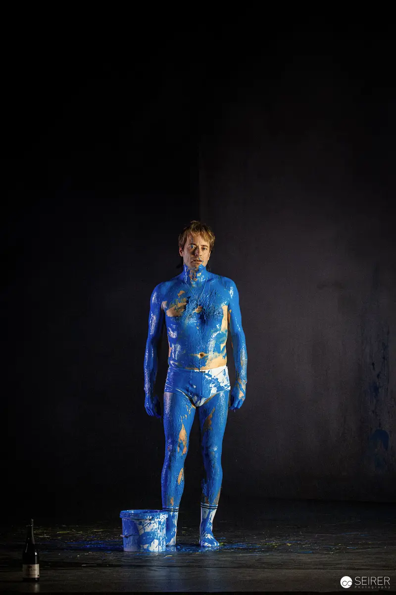 Blue-Painted Performer in "Azur oder die Farbe von Wasser" Theater Production