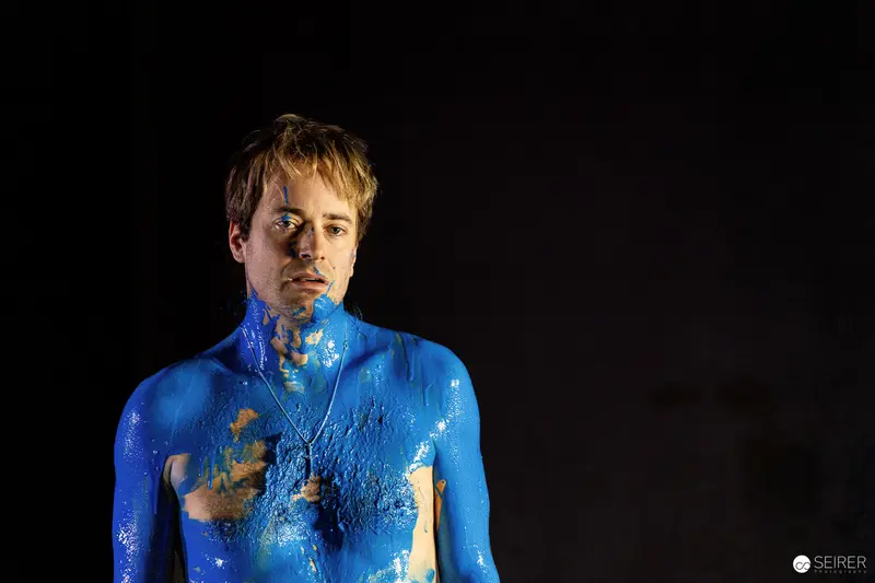Blue-Painted Actor in Theatrical Rehearsal for "Azur oder die Farbe von Wasser"