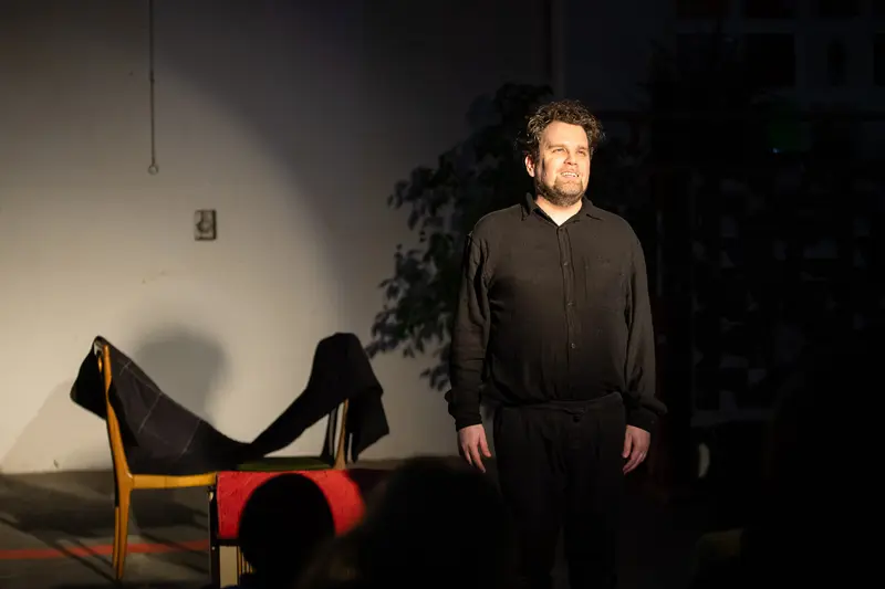 David Czifer in LINE RUNNER 2024 - Die Sicherheitsstrategie Theater Performance