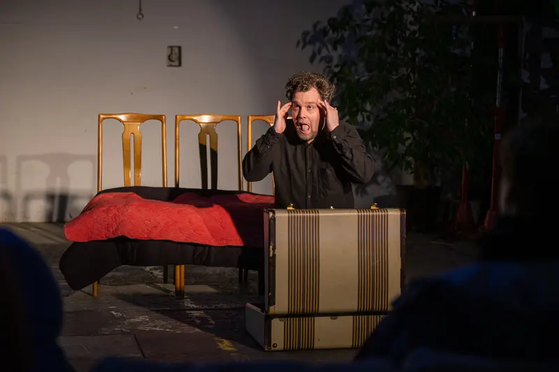 David Czifer Performs in LINE RUNNER 2024 - Die Sicherheitsstrategie Theatrical Production