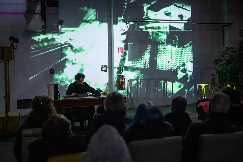 LINE RUNNER 2024: Marcus Saravia's Visual Performance at Theater Event