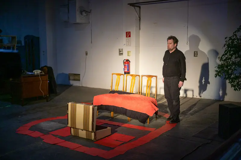 LINE RUNNER 2024: David Czifer Performs Die Sicherheitsstrategie Theatrical Production