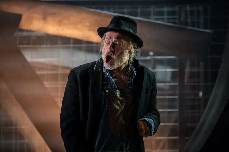 Intense Performance Scene from "Von Mäusen und Menschen" Theater Production