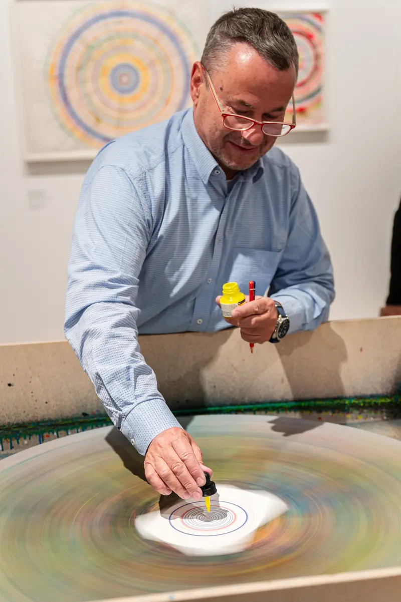 Artist Demonstrates Spinning Technique on Kinetic Art Platform