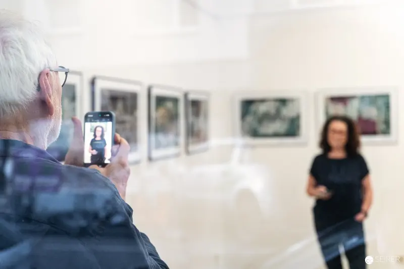 Senior Photographer Captures Portrait at "Ladypower" Exhibition Vernissage