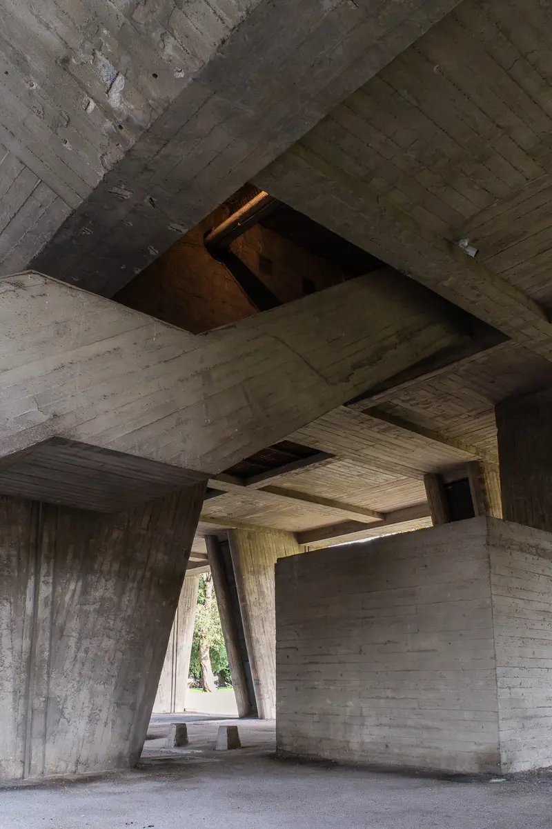Geometric Concrete Architecture with Intersecting Angular Structural Elements