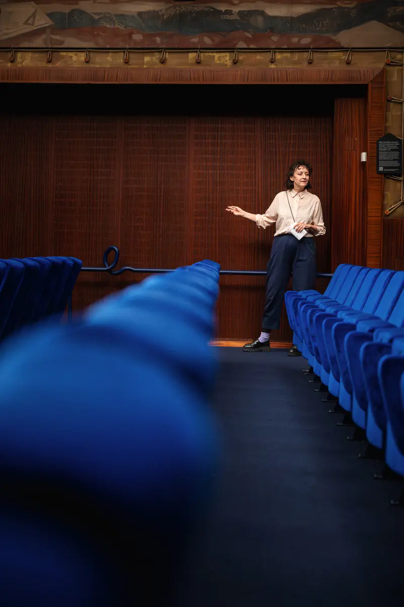Lone Presenter at Stadtkino During Architekturfotografie Event