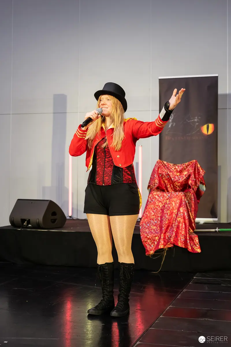 Performer in Red Jacket at Vienna ComicCon 2025 Schaukampf Performance