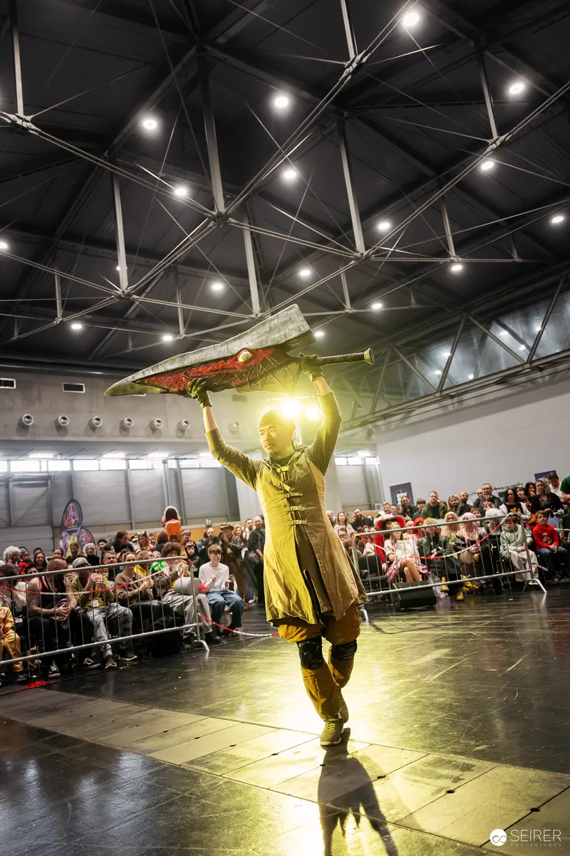 "Bis einer weint" Performance at Vienna ComicCon 2025, Yellow Costume Stage Lift