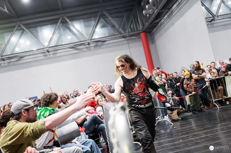 Wrestler Engages Audience at Vienna ComicCon 2025 Schaukampf Event