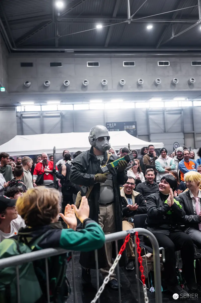 Performer Addresses Crowd at Vienna ComicCon 2025 Schaukampf Event