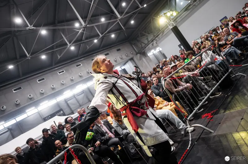 Cosplayer Performs Theatrical Combat Scene at Vienna ComicCon 2025