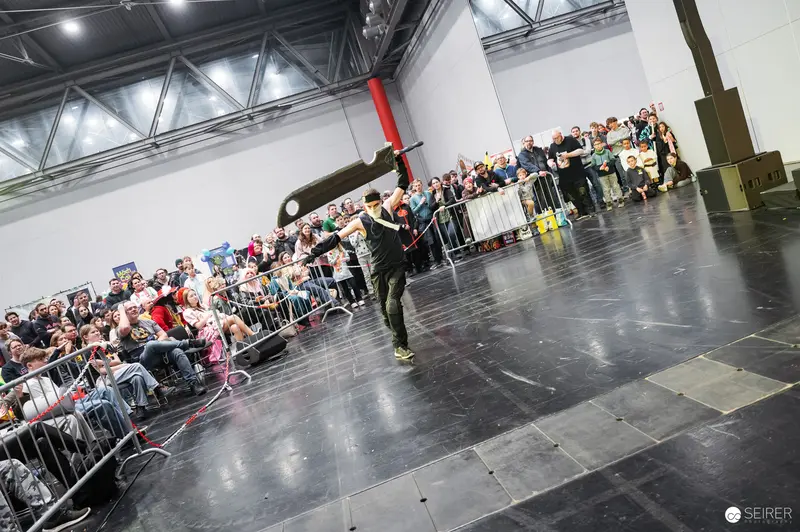 Performer on Stage at Vienna ComicCon 2025 "Bis einer weint" Event