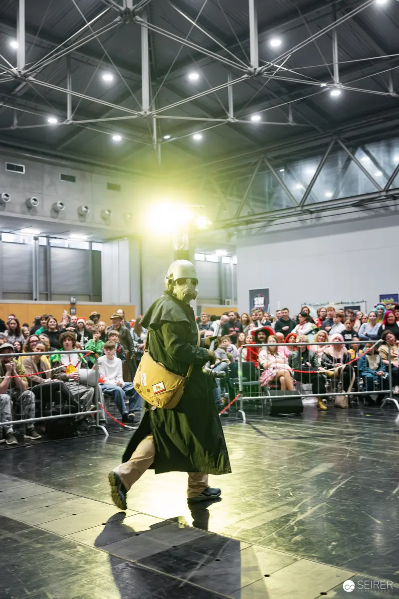 Performer in Green Costume at Vienna ComicCon 2025 Schaukampf Performance