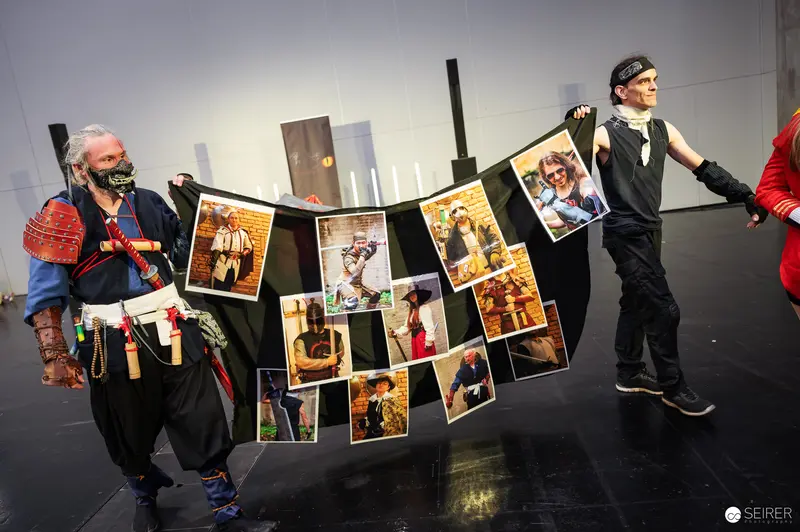 "Bis einer weint" Performance at Vienna ComicCon 2025 with Photo Banner Display
