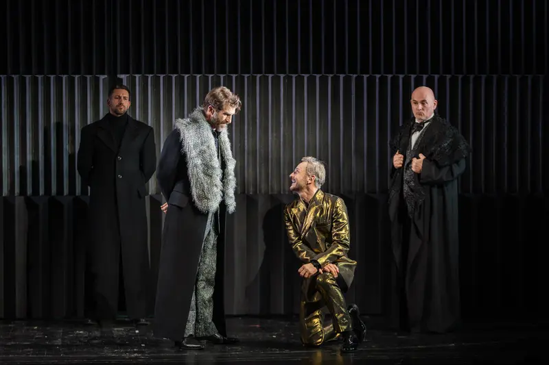 Hamlet at Theater in der Josefstadt: Dramatic Staging with Four Actors in Stylized Costumes