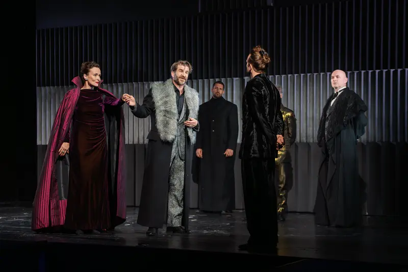 Hamlet Cast in Dramatic Staging at Theater in der Josefstadt