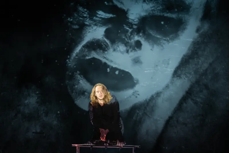 Hamlet Rehearsal at Theater in der Josefstadt - Dramatic Staging with Haunting Projection