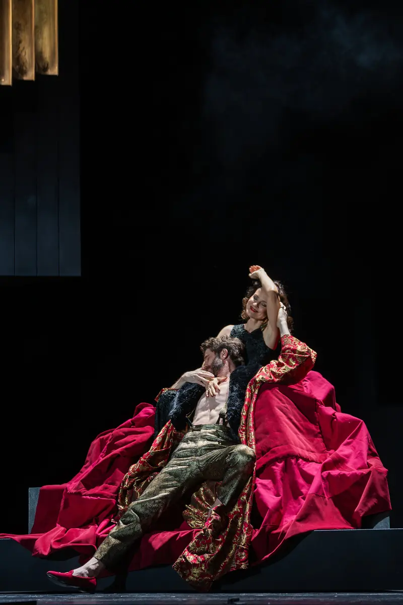 Hamlet Rehearsal: Dramatic Staging with Red Fabric at Theater in der Josefstadt