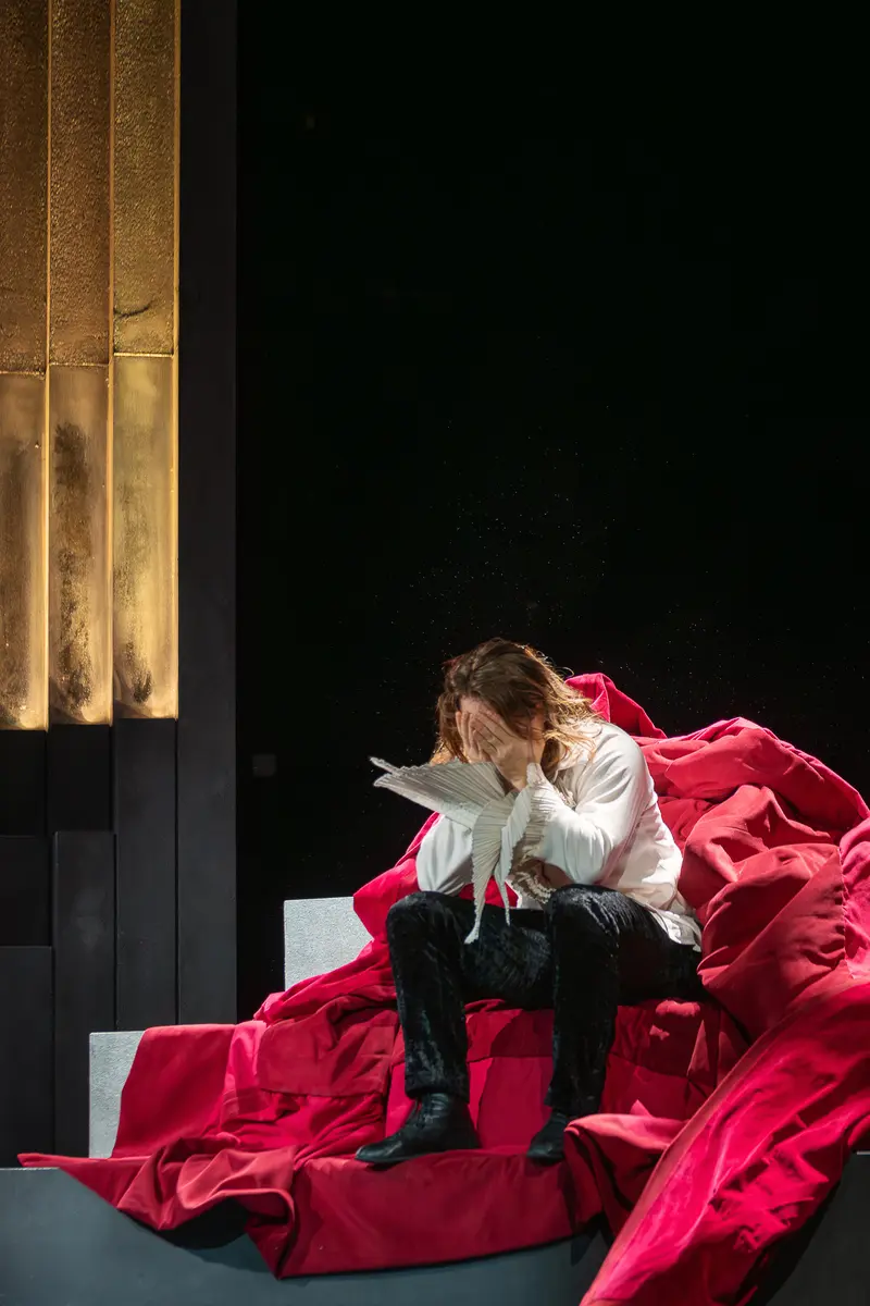 Hamlet Rehearsal at Theater in der Josefstadt: Emotional Moment on Red Fabric