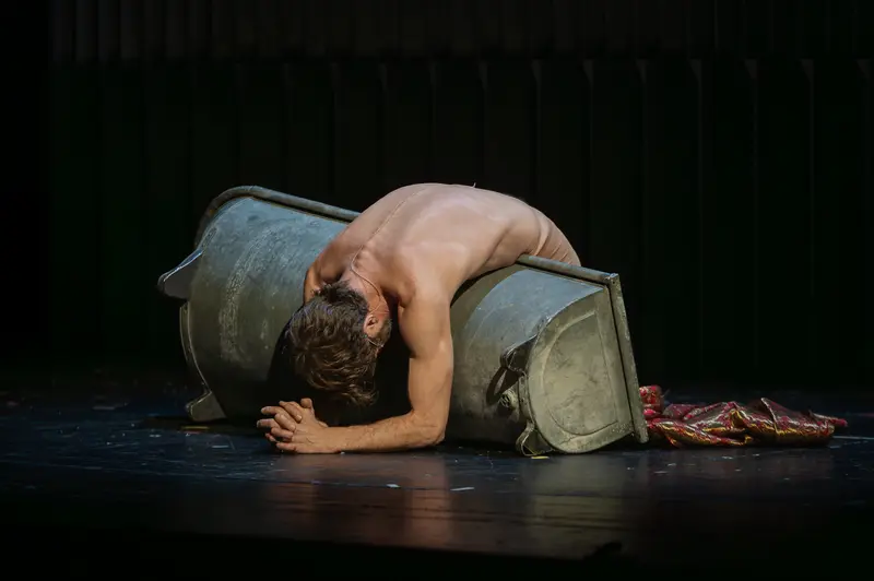 Hamlet Performance at Theater in der Josefstadt: Intense Staged Moment