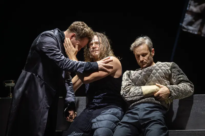 Theater in der Josefstadt Rehearsal: Intense Dramatic Moment in Hamlet Production