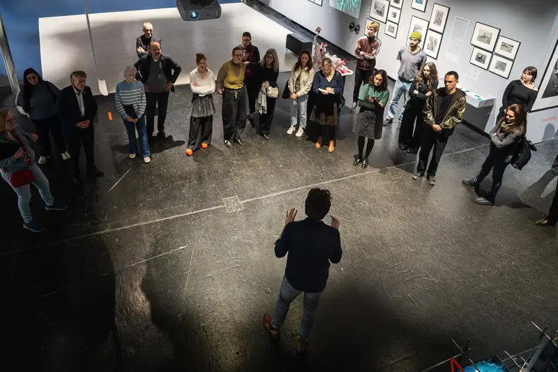 Michael Muller Leading Group Workshop in Contemporary Gallery Space