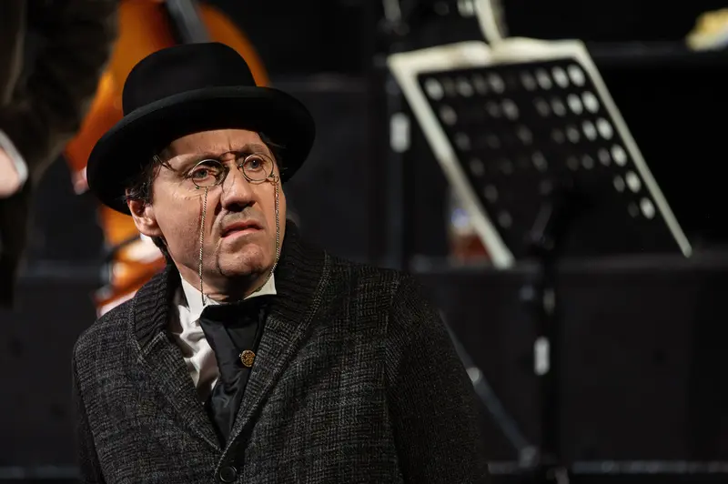 Markus Kofler as Arnold Schönberg in Theater an der Josefstadt's "Zemlinsky" Production