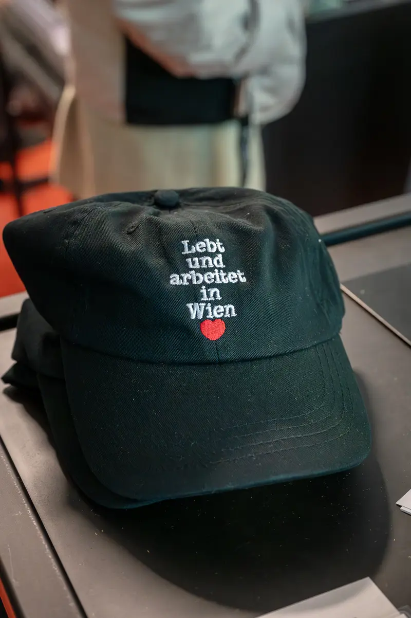 Dark Green Cap with "Lebt und arbeitet in Wien" Embroidered Text