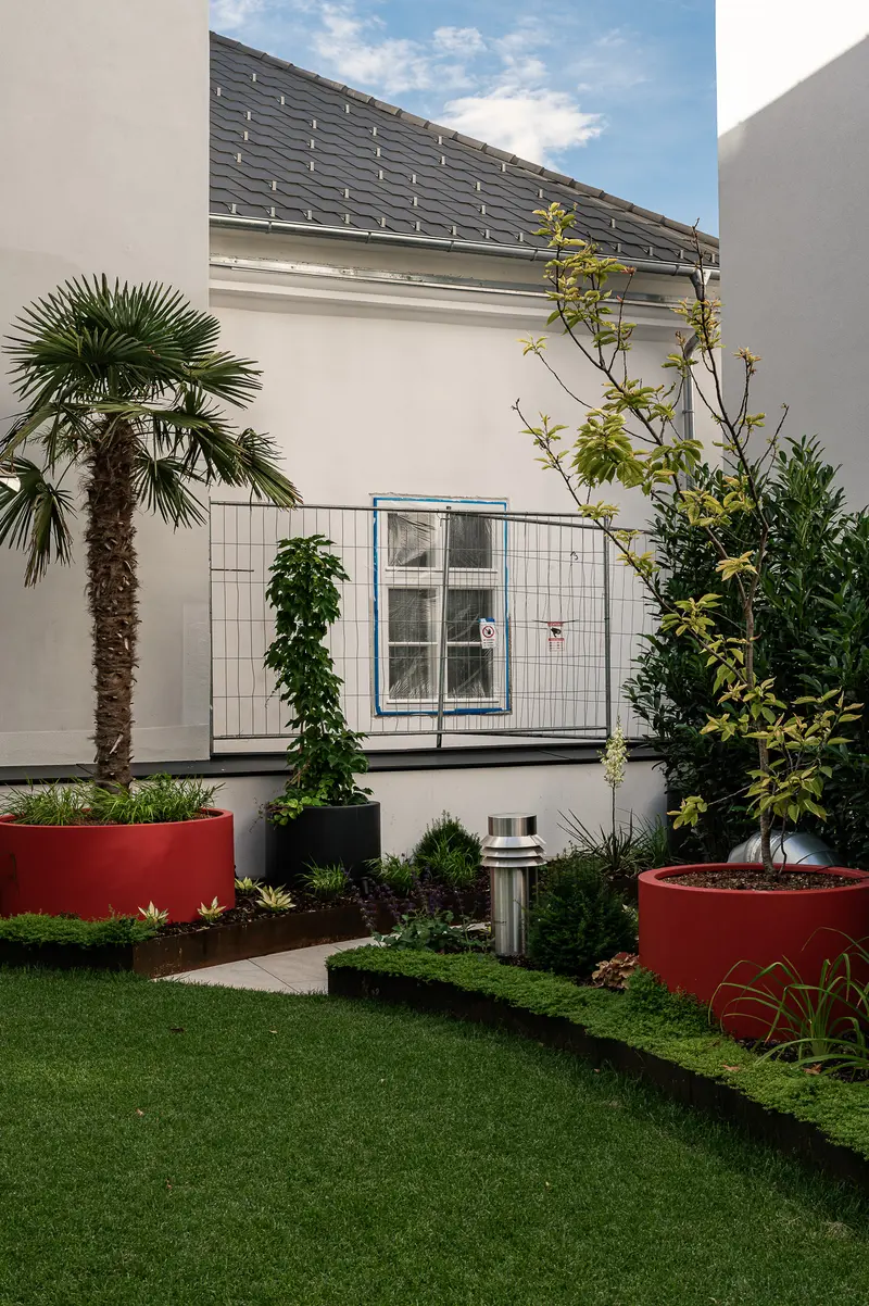 Modern Vienna Residential Courtyard with Contemporary Architecture and Landscaping