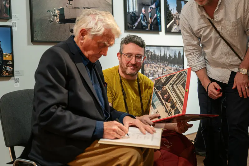 Sir Don McCullin Signs Book at Leica Gallery Vienna Talk