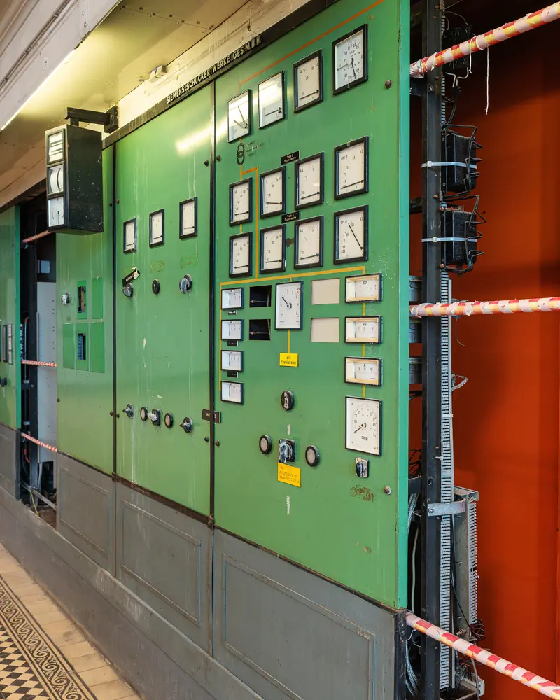Historic Siemens-Schuckertwerke control panel in Glanzstoff St. Pölten switchgear hall