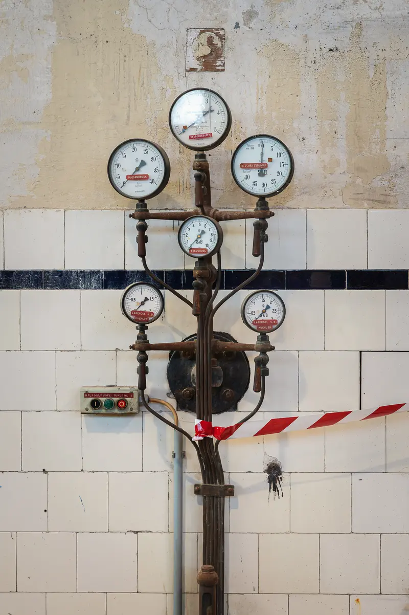 Historic pressure gauge tree with German labels, Glanzstoff St. Pölten Open House 2026