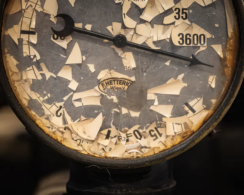 Corroded F. Hetterich Vienna gauge with flaked dial face, Glanzstoff St. Pölten Open House 2026